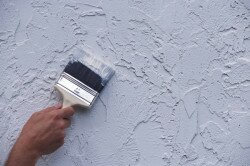 Окраска стен жидким раствором