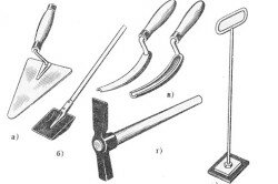Инструменты для кирпичной кладки: кельма, растворная лопата, расшивки, молоток-кирка, швабровка. 