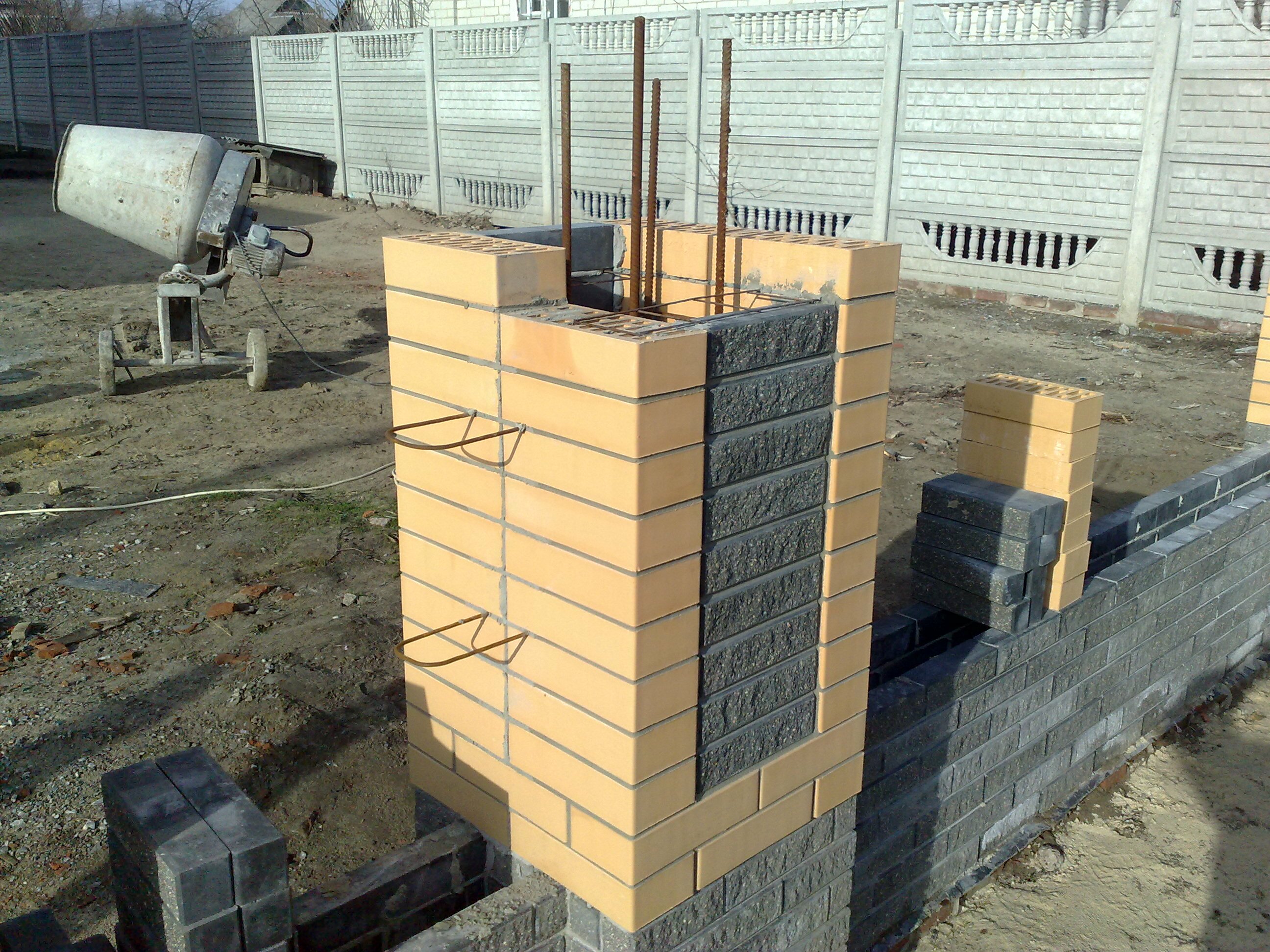 Для того, чтобы колонна была прочной, необходимо подготовить каркас и залить его бетоном. Для каркаса используется арматура.