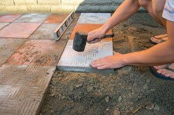 Резиновая киянка и уровень для укладки тротуарной плитки