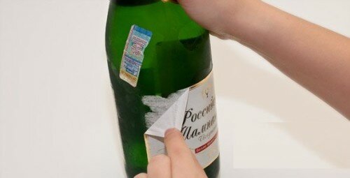 Удаление этикетки с бутылки.