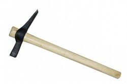 Молоток-кирочка применяется для рубки целого кирпича на половинки, четвертинки, а также для обтесывания кирпича.