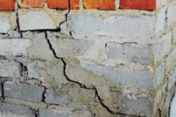 Не стоит откладывать ремонт трещин в фундаменте, даже самые маленькие могут в дальнейшем стать большим разломом.