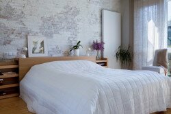 Окрашенная кирпичная стена в спальне